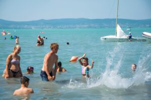 Aktuális híreink: Sokan legalább kétszer nyaralnak az idén egy kutatás szerint - a Balaton is kiemelt célpont